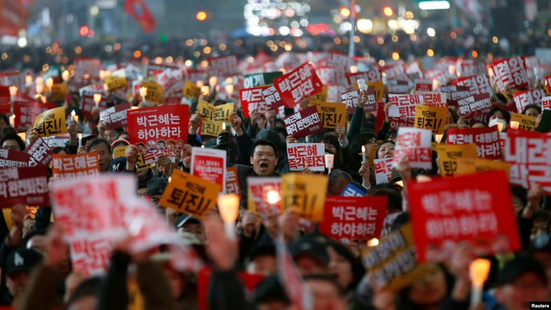 지난 19일 서울 광화문 광장에서 열린 촛불집회에서 참가자들이 박 대통령 퇴진을 요구하는 구호를 외치고 있다.