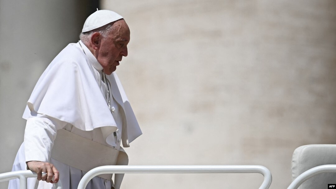 El papa Francisco sube al papamóvil al final de la audiencia general semanal el 26 de junio de 2024 en la plaza de San Pedro en el Vaticano.