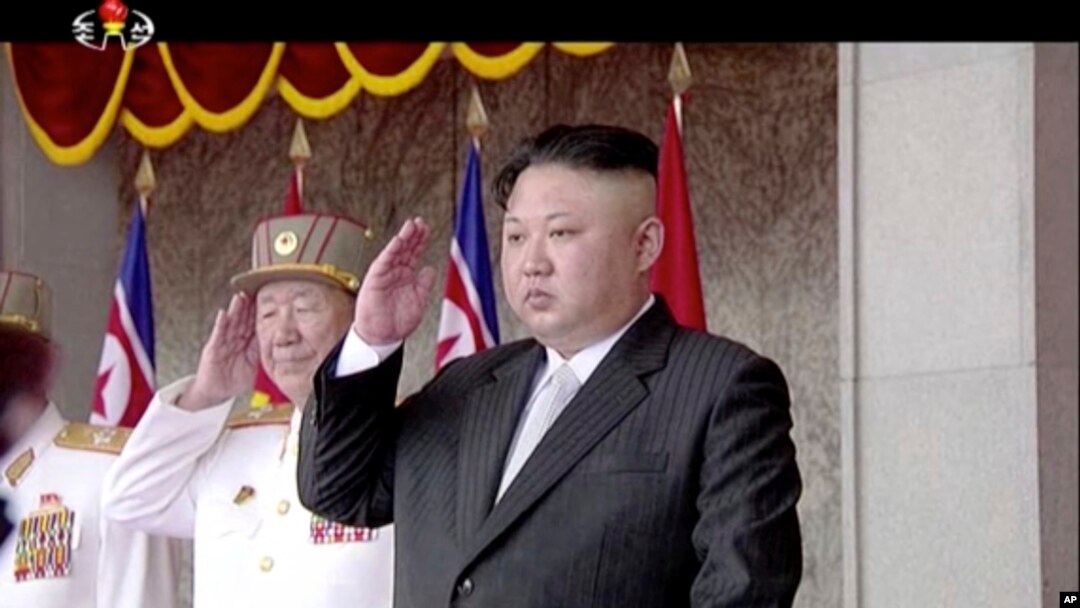 지난 25일 평양 김일성광장에서 열린 대규모 열병식에
김정은 북한 국무위원장이 양복 차림 참석했다.