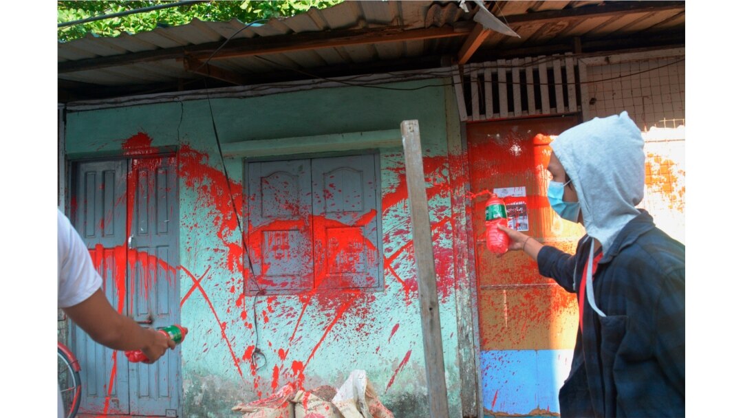 Manifestantes lanzaron pintura roja en viviendas y calles en tributo a sus compañeros muertos durante las protestas contra el golpe militar de febrero. Rangún, Myanmar, domingo 11 de abril de 2021.