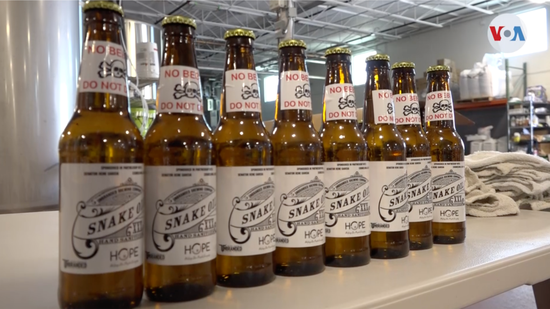 Muestra de las botellas de cerveza "Unbranded" que ahora contienen alcohol sanitizante.