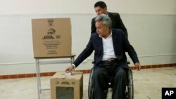El candidato del gobierno, Lenín Moreno, ha propuesto continuar las políticas del régimen identificado con el socialismo del siglo 21 y que pregonan la preminencia del ser humano sobre el capital.