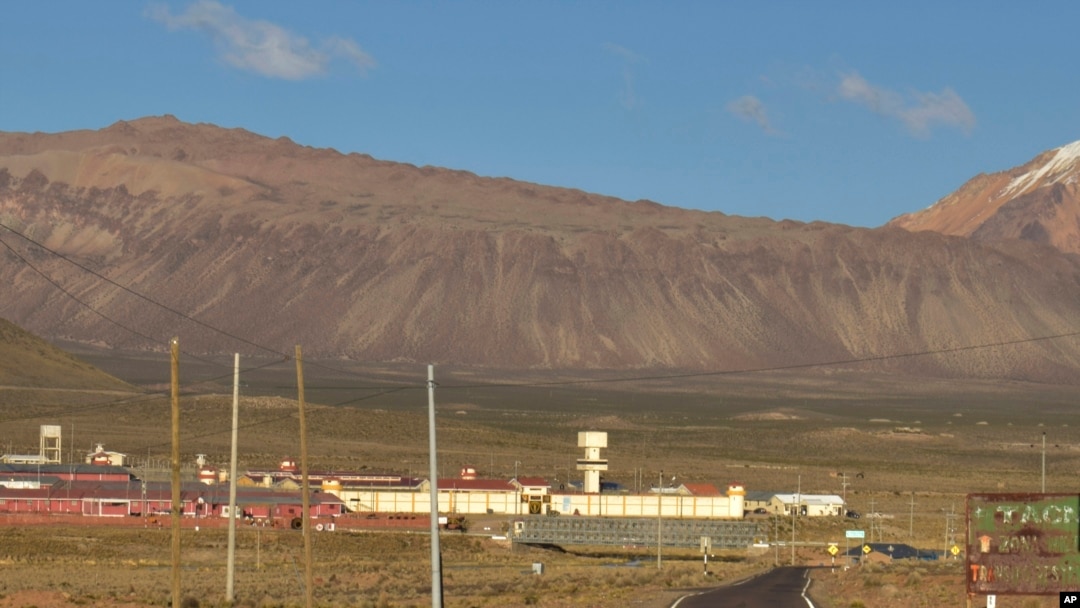 ARCHIVO - La imagen muestra la zona militar de Tacna, rodeada de montañas, en Perú, el 12 de mayo de 2023. 