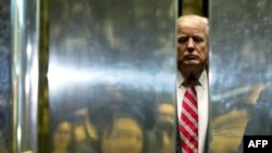El entonces presidente Donald Trump sube al ascensor en la Torre Trump, en la ciudad de Nueva York, el 16 de enero de 2017.