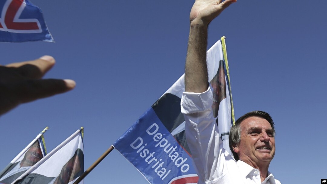 En esta imagen de archivo, tomada el 5 de septiembre de 2018, el candidato a la presidencia de Brasil Jair Bolsonaro saluda a sus seguidores en un acto de campaña en el vecindario de Ceilandia, en Brasilia, Brasil. 