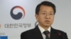 백태현 한국 통일부 대변인이 14일 서울 세종로 정부서울청사에서 국제기구를 통해 800만 달러 대북인도지원 검토한다는 발표를 하고 있다.