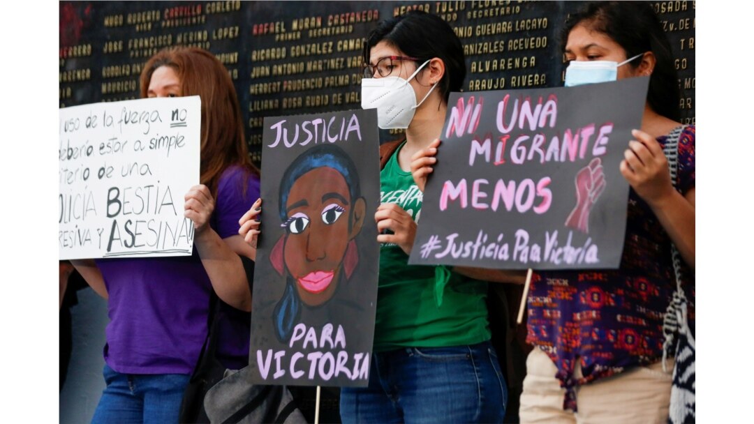 Un grupo de mujeres protestan por la muerte de la migrante salvadoreña Victoria Salazar en San Salvador, El Salvador, el 29 de marzo de 2021.