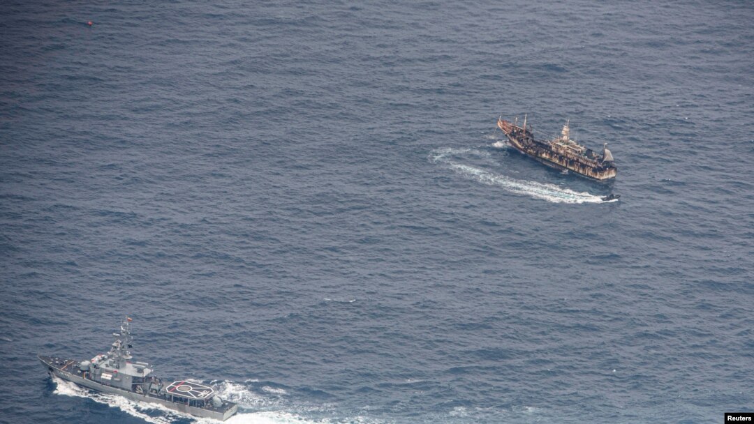 Barcos ecuatorianos rodean a un pesquero después de detectar embarcaciones chinas cerca de las islas Galápagos el 7 de agosto de 2020.