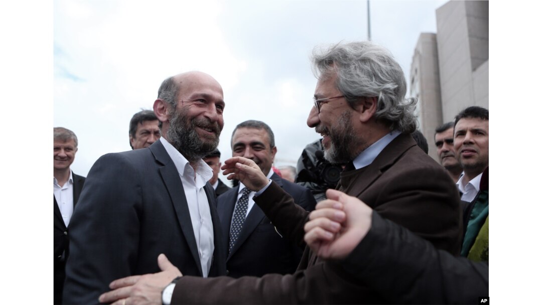 Journalists Can Dundar, right, and Erdem Gul, Ankara bureau chief of Cumhuriyet newspaper, speak before the start of their trial, hours before the attack on Can Dundar outside city's main courthouse in Istanbul, May 6, 2016.
