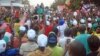 Arcebispo do Saurimo, Dom José Manuel Imbamba, rodeado de crianças (Foto de arquivo)