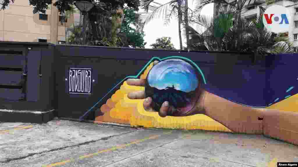 &#39;Badsura&#39; explica a la VOA que adem&#225;s de crear un concepto, con sus murales tambi&#233;n busca enviar &quot;un mensaje que es tan importante para la sociedad”.
