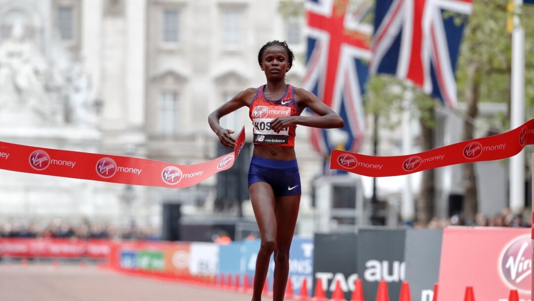 Brigid Kosgei akikata utepe kushinda mbio za London marathon