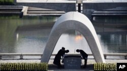 Мэр Хиросимы в Мемориальном парке мира в Хиросиме, западная Япония, 6 августа 2015 года.