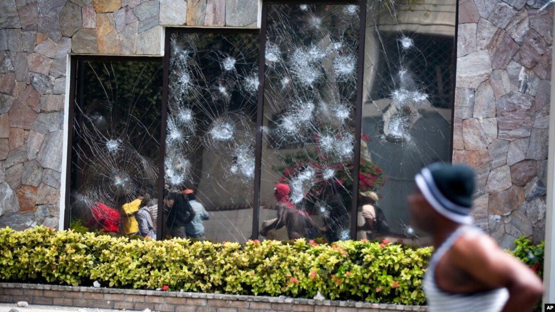 Frente del hotel Best Western durante una protesta por el costo del combustible en Puerto Príncipe, Haití, el sábado 7 de julio de 2018. El gobierno haitiano suspendió el aumento de precio del combustible el sábado horas después de que manifestantes atacaron un hotel Best Western Premiere en uno de los barrios más ricos de la capital. (AP Photo / Dieu Nalio Chery)