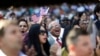 歸化美國的新公民宣誓入籍（資料圖）。有些人是通過公司僱用，然後由公司出面申請允許工作的H1B簽證，經過數年工作後申請綠卡，最後達到移民美國的目的。