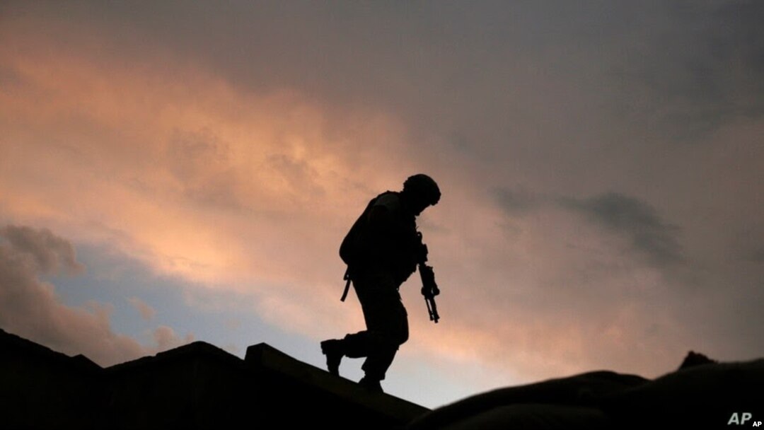 Un soldado estadounidense monitorea un puesto de combate en Afganistán, el 18 de septiembre de 2009. Un esfuerzo para rastrear el extremismo dentro del ejército estadounidense se enfrenta a obstáculos, según un nuevo informe.