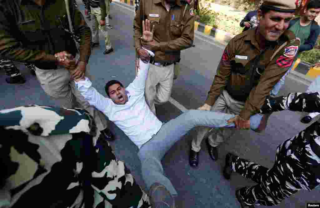Police officers detain an activist of the Delhi Pradesh Youth Congress during a protest demanding resignations of India&rsquo;s Prime Minister Narendra Modi and Defense Minister Nirmala Sitharaman over allegations of corruption in a Rafale fighter planes deal with France, New Delhi.