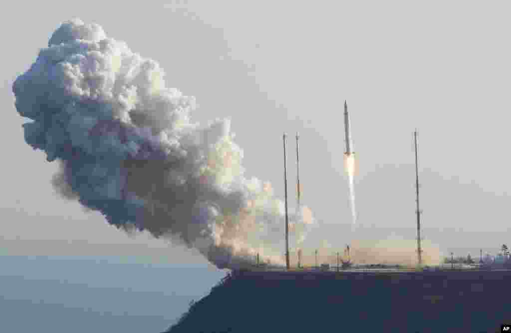 South Korea's rocket lifts off from its launch pad at the Naro Space Center in Goheung, January 30, 2013.
