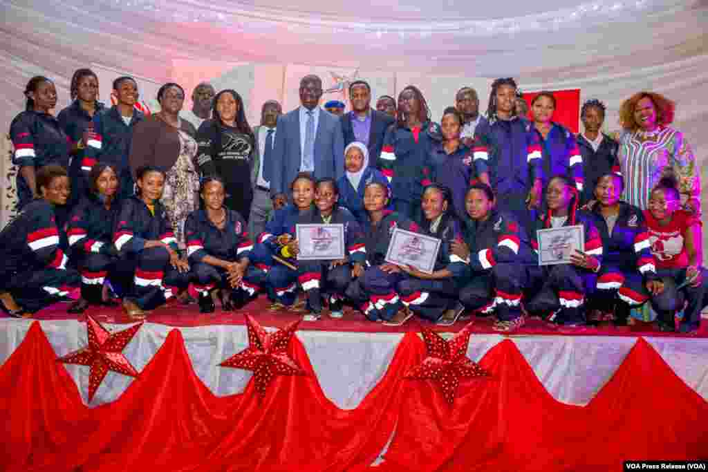 Hoton Gwamnan Jihar Edo Mr. Godwin Obaseki Tare Da Dalibai Mata Da Suka Kammala Koyon Sana'ar Kanikanci