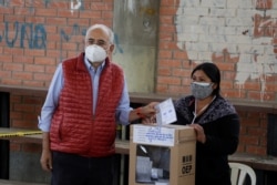 ARCHIVO - Carlos Mesa, excandidato presidencial de la alianza Comunidad Ciudadana, vota durante las elecciones generales en La Paz, Bolivia, el 18 de octubre de 2020.