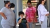 Una familia espera en fila para hacerse la prueba de Covid en un puesto móvil del Hospital Parkland, en el sur de Dallas, Texas, el 10 de julio de 2020.