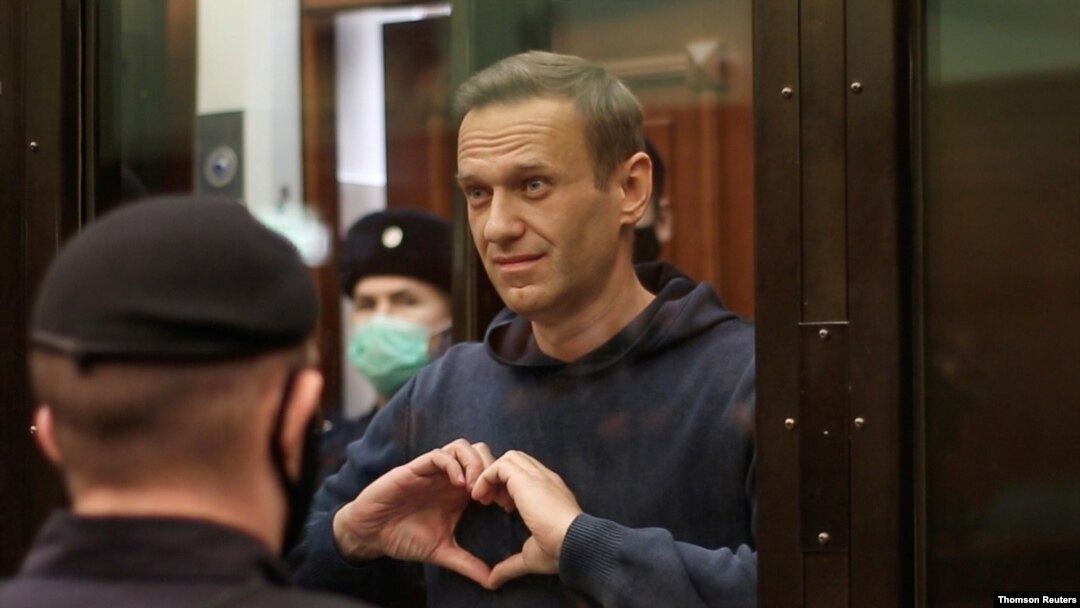 El opositor ruso Alexei Navalny hace un gesto a sus familiares durante una audiencia en una corte de Moscú. [Foto de archivo]
