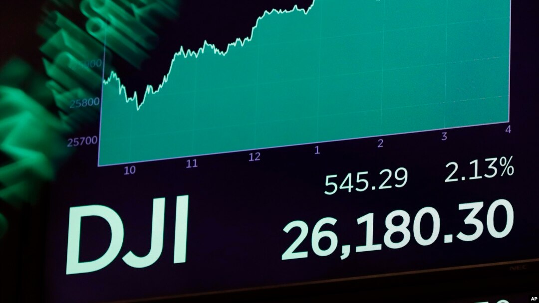 A board above the floor of the New York Stock Exchange shows the closing number for the Dow Jones industrial average, Nov. 7, 2018.