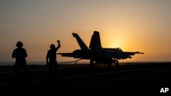 Un avión de combate aterriza en el portaaviones USS Dwight D. Eisenhower en el mar Rojo, el 11 de junio de 2024.