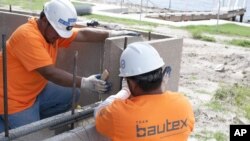 美国德克萨斯州的建筑工人筑墙