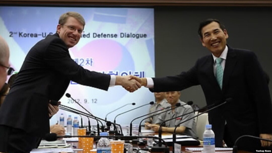 지난해 9월 한국 국방부에서 열린 제2차 미한통합국방협의체 회의에서 악수하는 데이비드 헬비 미 국방부 동아시아담당 부차관보(왼쪽)과 임관빈 한국 국방부 국방정책실장. (자료사진)