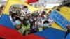 Manifestantes participaron en la "Marcha del Silencio", en rechazo a los bloqueos de calles y la violencia que estalló en las protestas contra el gobierno.