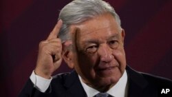 El presidente mexicano, Andrés Manuel López Obrador, aborda la situación del Tren Maya durante una rueda de prensa en el Palacio Nacional, en Ciudad de México, el 28 de febrero de 2023.