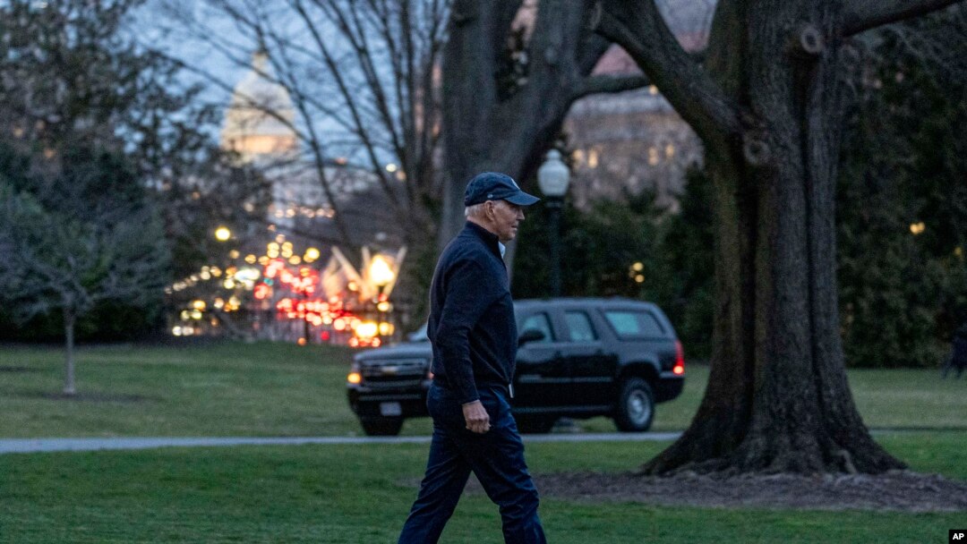 El presidente Joe Biden camina hacia el helicóptero Marine One en el jardín sur de la Casa Blanca, en Washington, el viernes 1 de marzo de 2024.