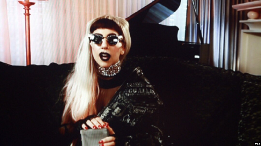 Lady Gaga invitó al productor mexicano, Fernando Garibay, a ser parte de su nuevo álbum, “Born This Way”.