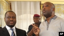 Ivory Coast President Laurent Gbagbo (R) speaks with Prime Minister Guillaume Soro before a meeting at the presidential palace in Yamoussoukro, 18 Feb 2010
