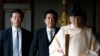 2013年12月26日，日本首相安倍晋三在一名神道祭司的引领下参拜东京靖国神社。