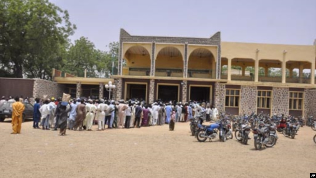 Kofar mai Martaba Sarkin Kano, Ado Bayero, a lokacin zaben da ya shige.