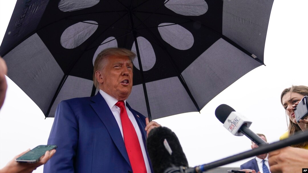Rais wa zamani wa Marekani Donald Trump akizungumza na waandishi wa habari kwenye uwanja wa ndege wa Ronald Reagan, kabla ya kuelekea mahakamani kusikiliza mashtaka dhidi yake, Agosti 3, 2024.
