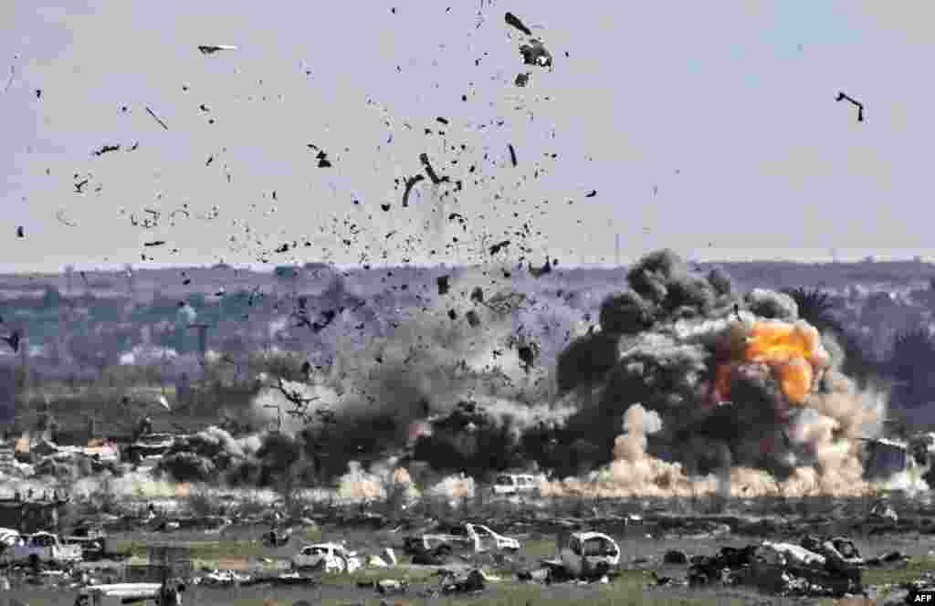 Smoke and fire billow after shelling on the Islamic State group&#39;s last holdout of Baghouz, in the eastern Syrian Deir Ezzor province, March 3, 2019. Kurdish-led forces backed by U.S. warplanes rained artillery fire and air strikes on besieged and outgunned jihadists making a desperate last stand in a Syrian village.