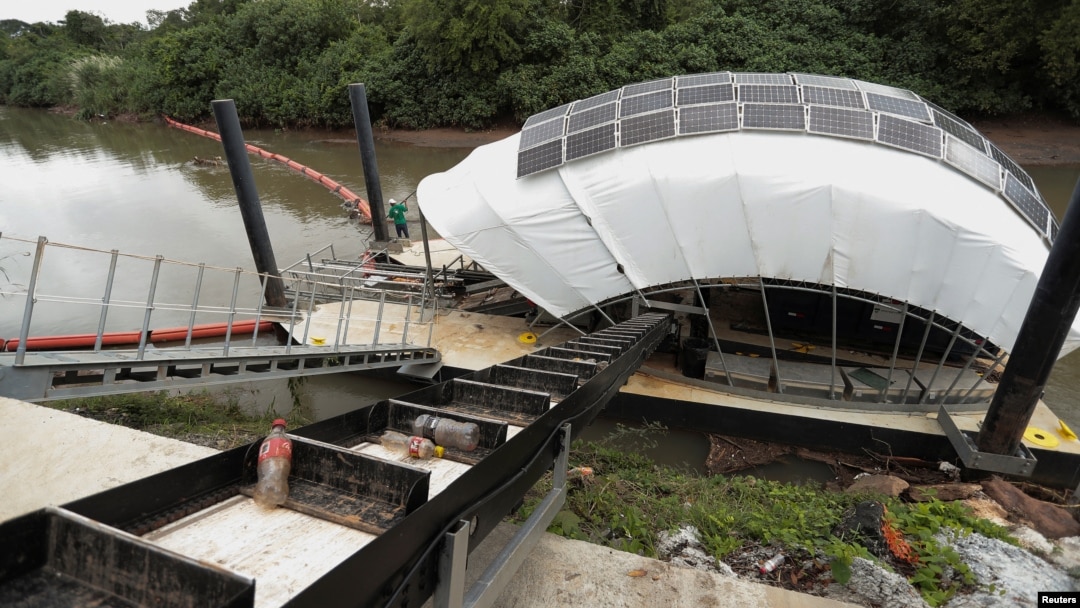A conveyor belt transports plastic bottles as a self-sustainable water wheel, called Wanda Diaz traps that floats down the Juan Diaz river before it enters the Pacific Ocean, Panama City, Panama October 21, 2022. (REUTERS/Erick Marciscano)