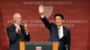 日本首相安倍晉三（右）星期一在哈佛大學發表演講。