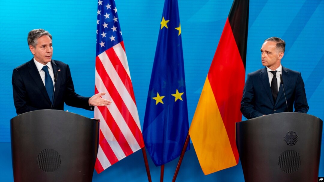 Waziri wa mambo ya nje wa Marekani Anthony Blinken akiwa na mwenzake wa Ujerumani Heiko Maas katika kikao na waandishi wa habari mjini Berlin.