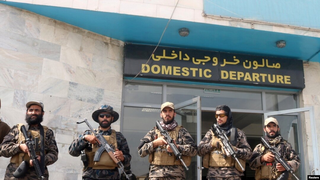 Fuerzas del Talibán de guardia frente al aeropuerto de Kabul, Afganistán, el 31 de agosto de 2021.