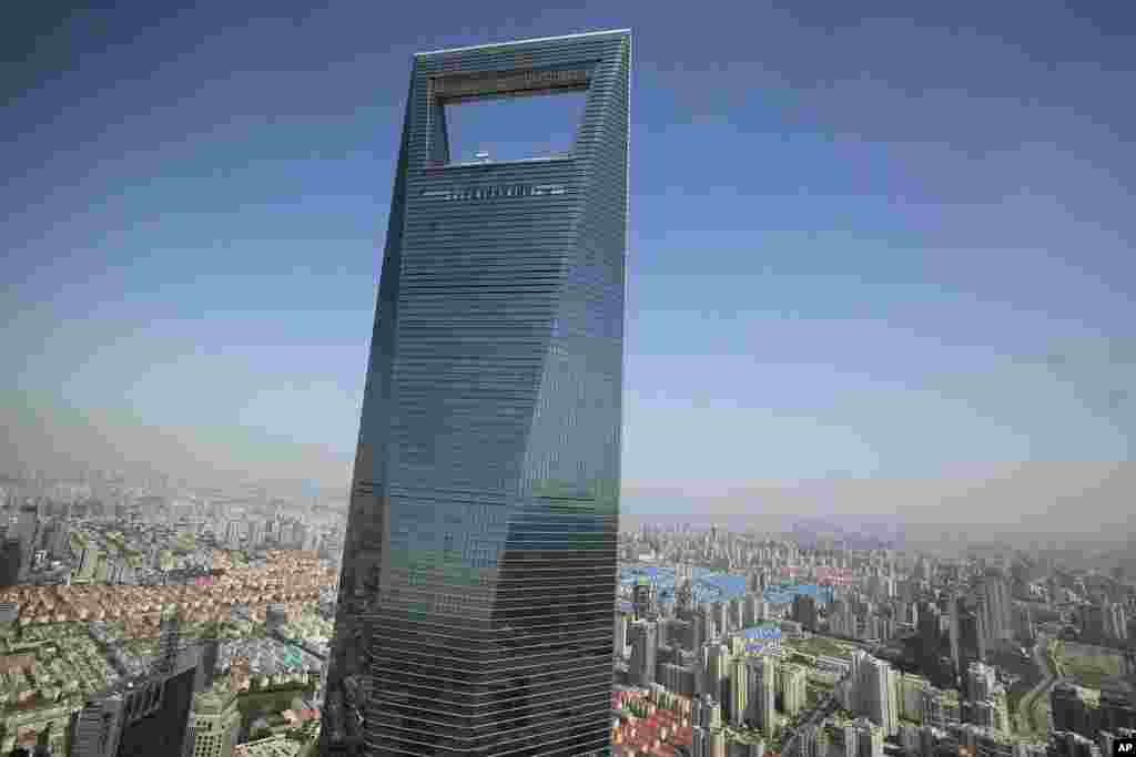 上海环球金融中心的摩天大楼“一览众楼小” (2009年6月25日)。2018年1月的撞船起火和沉船事件发生在在上海以东约300公里处。