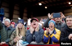 Simpatizantes del presidente de Estados Unidos, Donald Trump, reaccionan durante un mitin de campaña por el candidato republicano al Senado de los Estados Unidos, Matt Rosendale, en el aeropuerto internacional Bozeman Yellowstone en Belgrade, Montana, EE.UU., 3 de noviembre de 2018. REUTERS / Carlos Barria