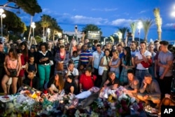 人们向卡车货车在尼斯濒临地中海的盎格鲁街上碾人事件死难者献花（2016年7月17日）