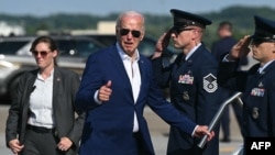 El presidente de los Estados Unidos, Joe Biden, levanta el pulgar mientras aborda el Air Force One en el Aeropuerto Internacional de Harrisburg en Harrisburg, Pensilvania, el 7 de julio de 2024, cuando regresa a Washington, DC.