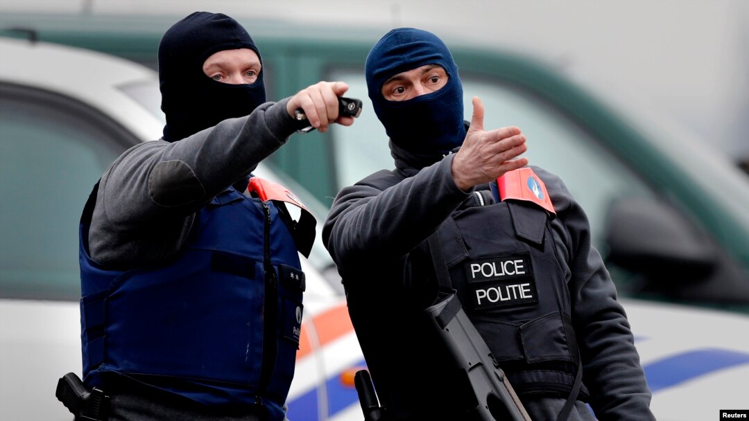 La policía belga sigue buscando a dos sospechosos de haber participado en los atentados del martes en Bruselas.