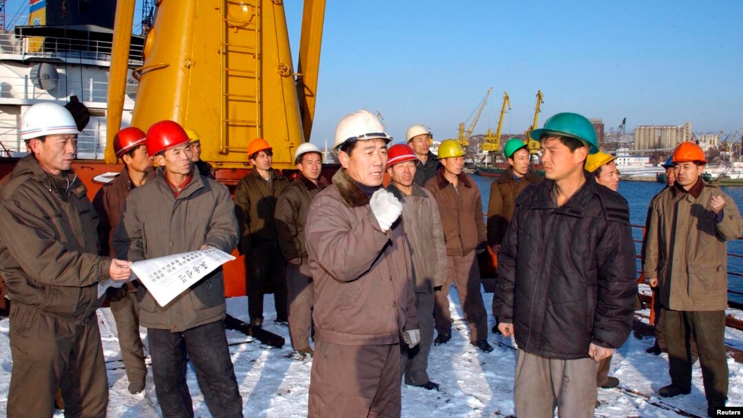지난 2011년 12월 북한 남포항에 모인 노동자들. 북한 조선중앙통신이 배포한 사진이다.