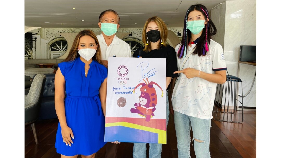 VOA's Thai Janine Phakdeetham (left), Panipak's father (second left), and Olympic Gold Medalist in Tae Known Do Panipak Wongpattanakit (right) in Phuket, Thailand